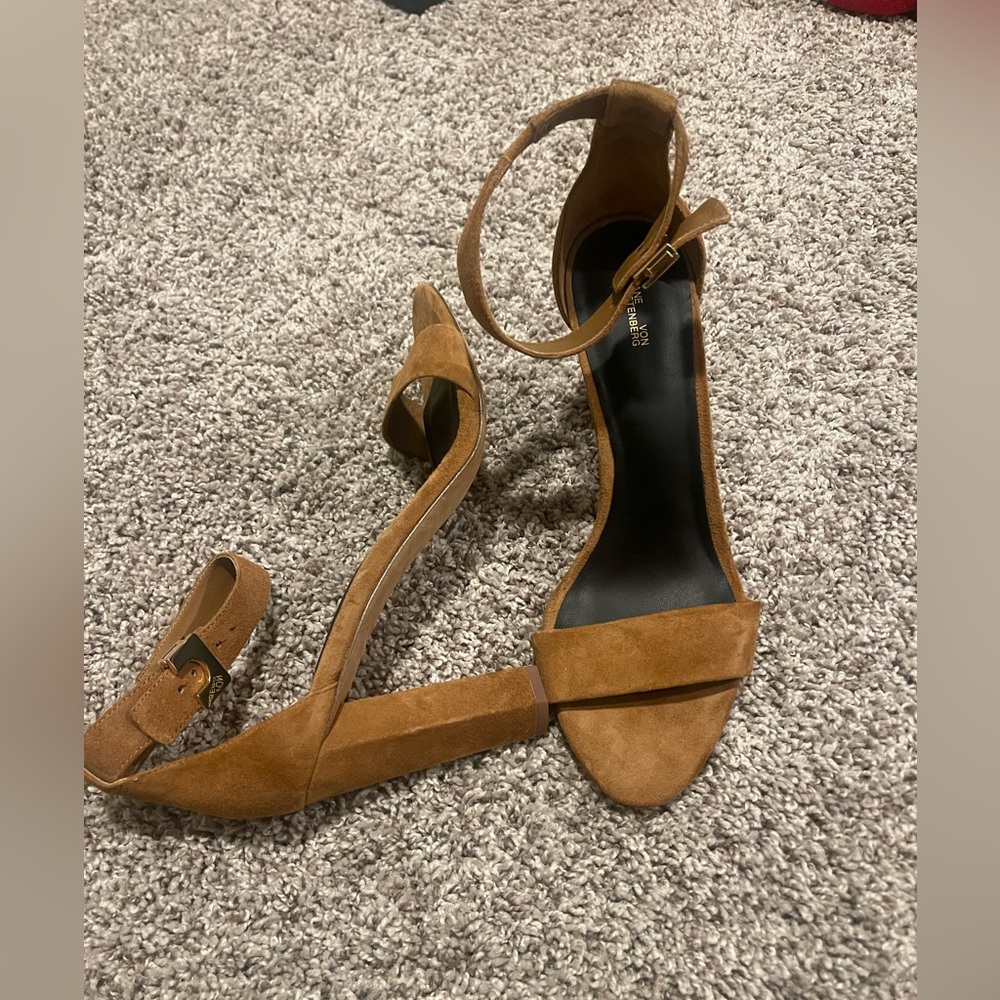 Tan/Nude Diane Von Furstenberg block heel sandle w/ gold buckle detail